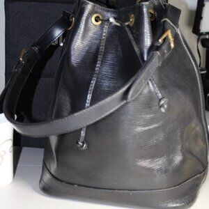 LV EPI BUCKET BAG Used In Good Condition